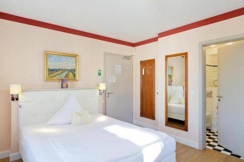 Komfortzimmer mit französischem Bett im Hotel Villa Monte Vino Potsdam